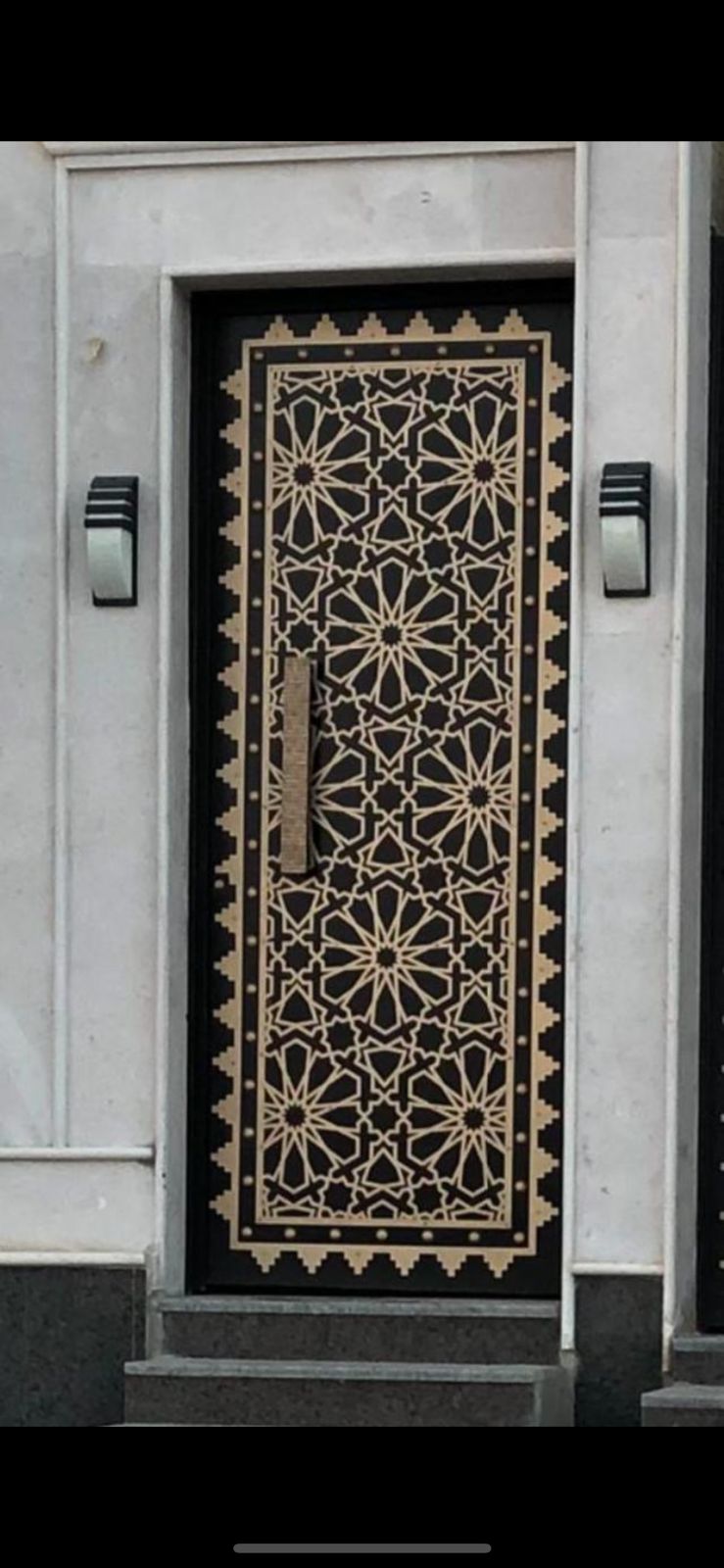 باب حديدي بتصميم كلاسيكي